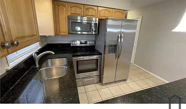 2 bed, 900 sqft, $2,400 — Photo 3