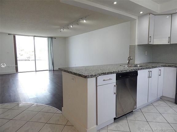 5th image of 4000 NE 170th St APT 205
