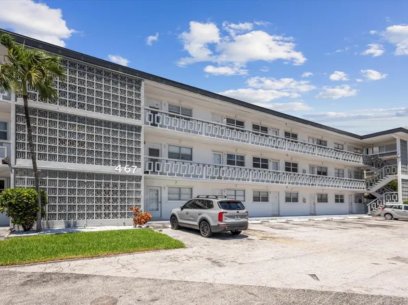 467 Golden Isles Dr APT 206, Hallandale, FL 33009