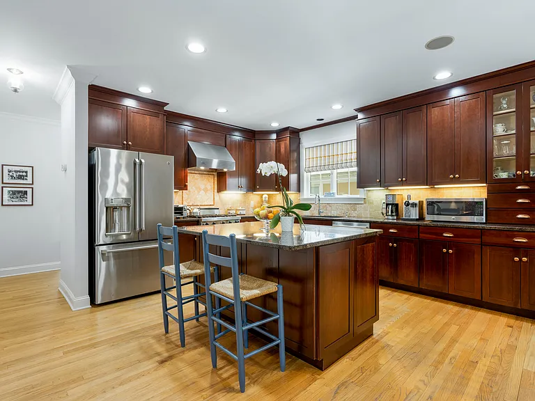 525 Carroll Ave — Photo 9