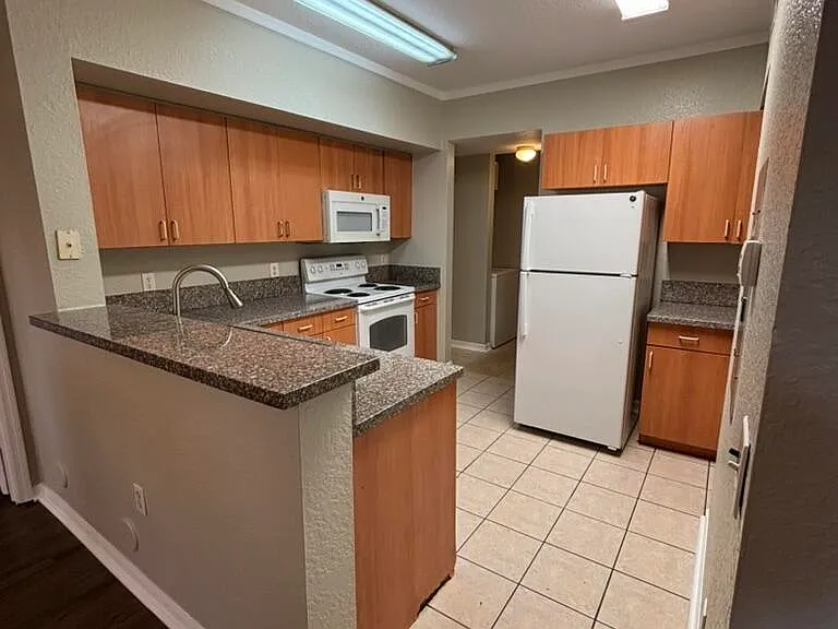 2412 Belmont Ln — Photo 4