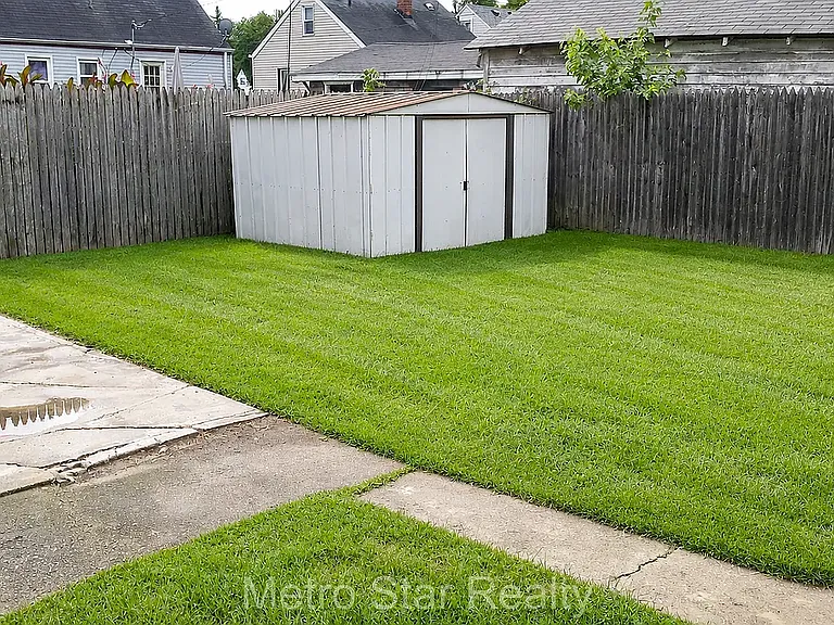 353 W Brockton Ave — Photo 11