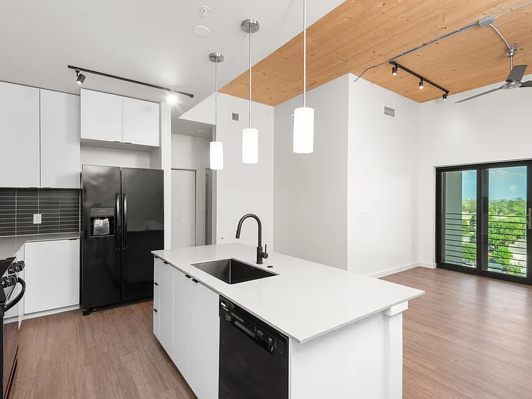 Nova Austin — Photo 30