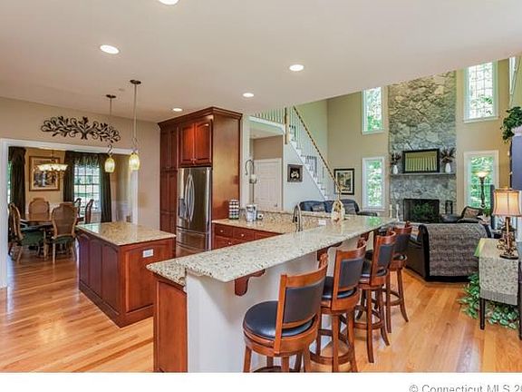 OPEN FLOOR PLAN-ISLAND KITC...