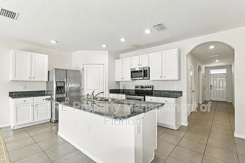 4 bed, 2.0 bath, 1827 sqft, $1,945 — Photo 4