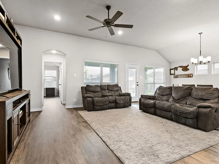 907 McLaury Cv — Photo 3