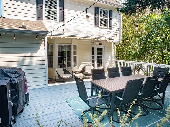 Large Deck Great for Hosting/Relaxing