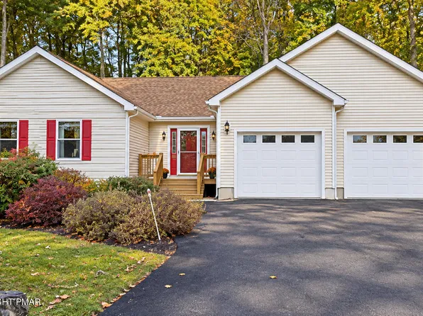 401 Underhill Dr, Tamiment, PA 18371