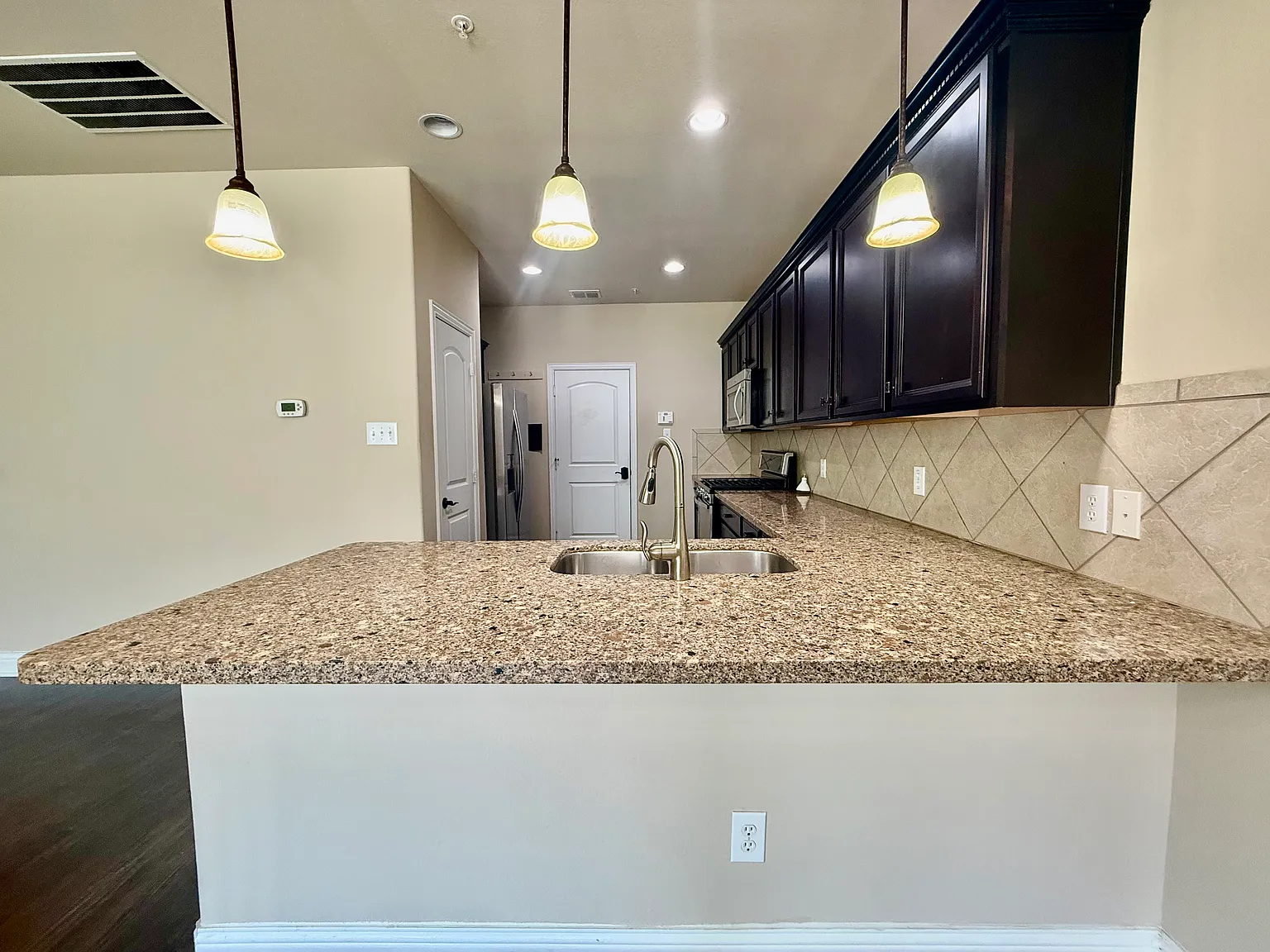 3 bed, 2.5 bath, 1901 sqft, $2,490 — Photo 2