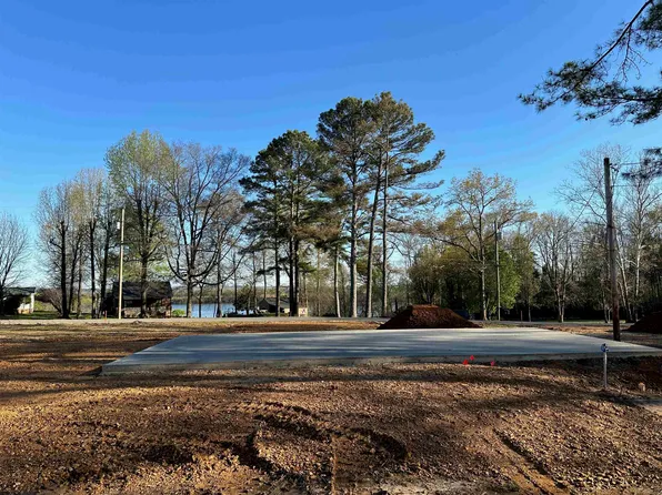 584 Riverside Ln, Crump, TN 38327