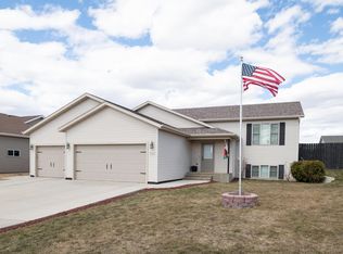 6400 Edgerly Ln, Bismarck, ND 58504