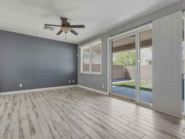 2246 E Fraktur Rd — Photo 11