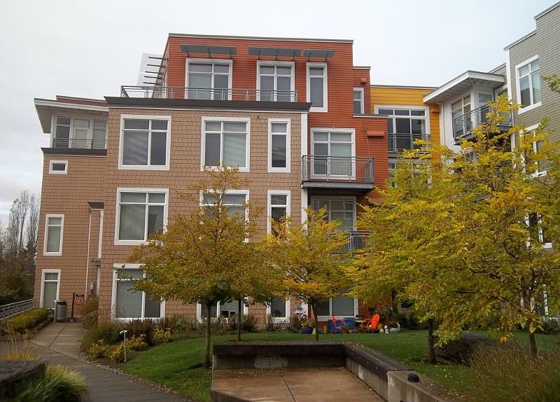 Ground floor unit with 1 BR, 1.5 bath & den. Storage area & 2 parking spaces in common garage! Enjoy 24 hour fitness center, business center, media room & library.