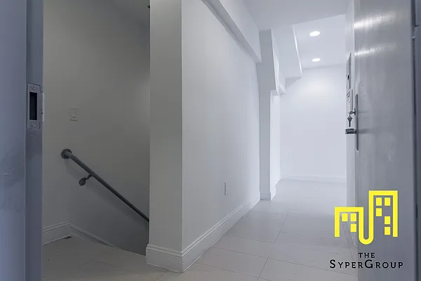 Rented by The Syper Group | media 25