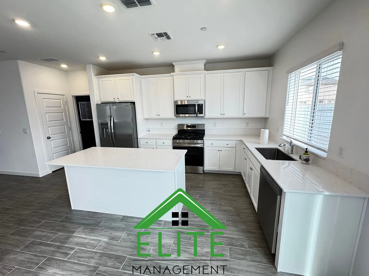 4 bed, 2500 sqft, $2,995 — Photo 4