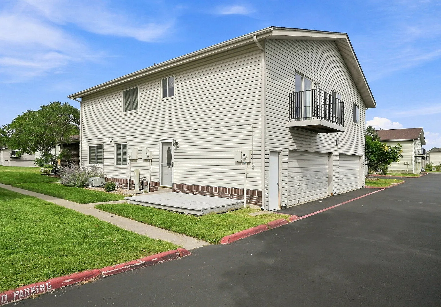 2 bed, 1.0 bath, 860 sqft, $1,946 — Photo 2