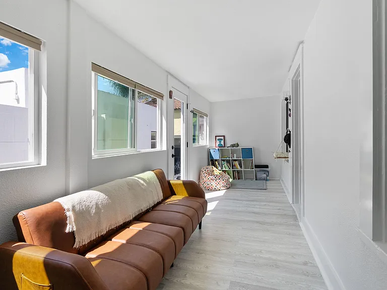 1752 Robinson Ave — Photo 20