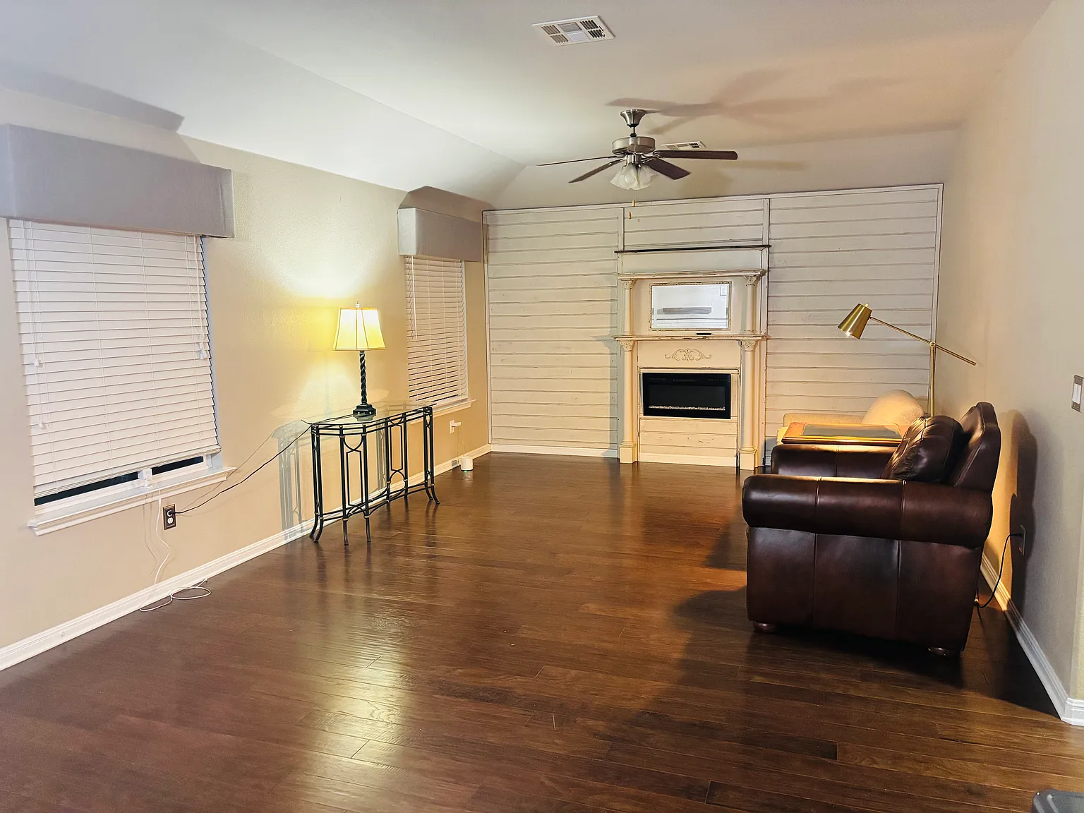 5 bed, 2322 sqft, $2,453 — Photo 2