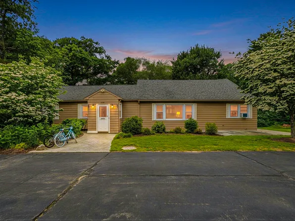 90 Glenview St, Upton, MA 01568