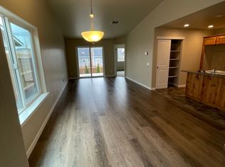 1014 SW Oliver Pl, Grants Pass, OR 97526