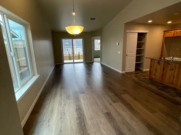 1014 SW Oliver Pl, Grants Pass, OR 97526