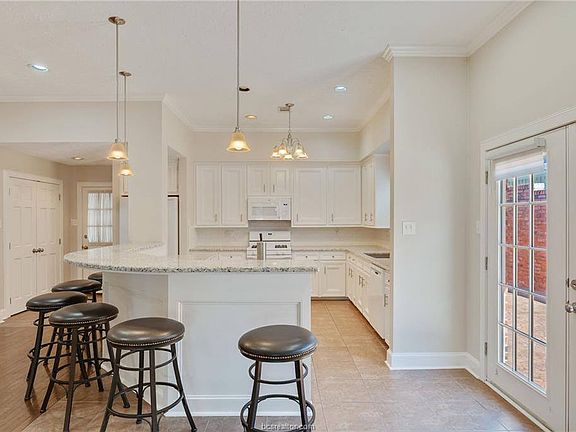 4th image of 1205 Brook Hollow Dr