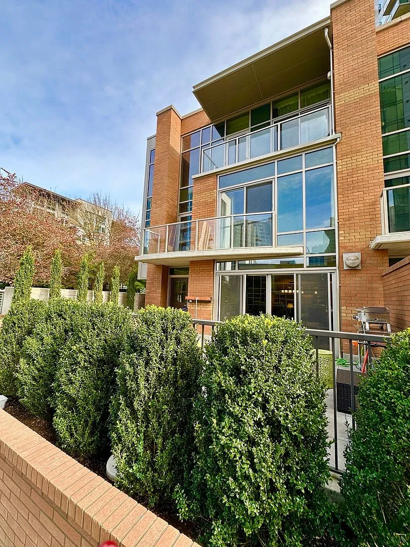 3Bd/2.5Ba Bellevue Townhome — Photo 1