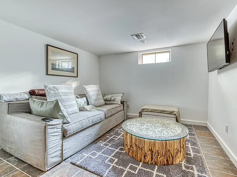 Laurel Ln — Photo 32