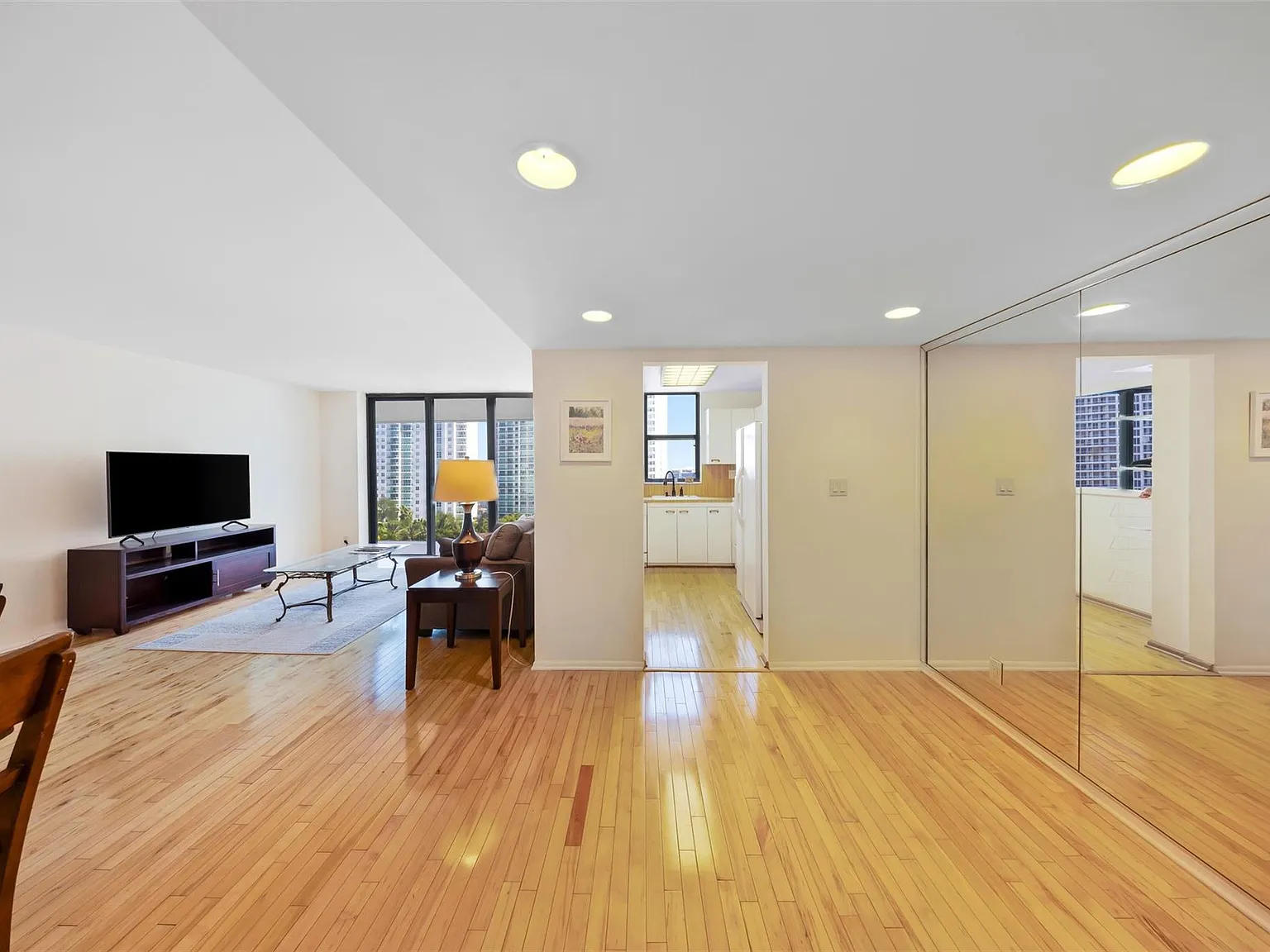 2 bed, 2.0 bath, 1043 sqft, $2,950 — Photo 3