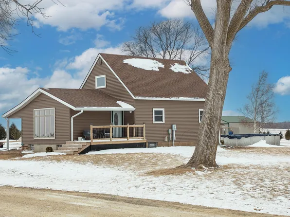 1237 N Black Hawk Buchanan Ave, Jesup, IA 50648