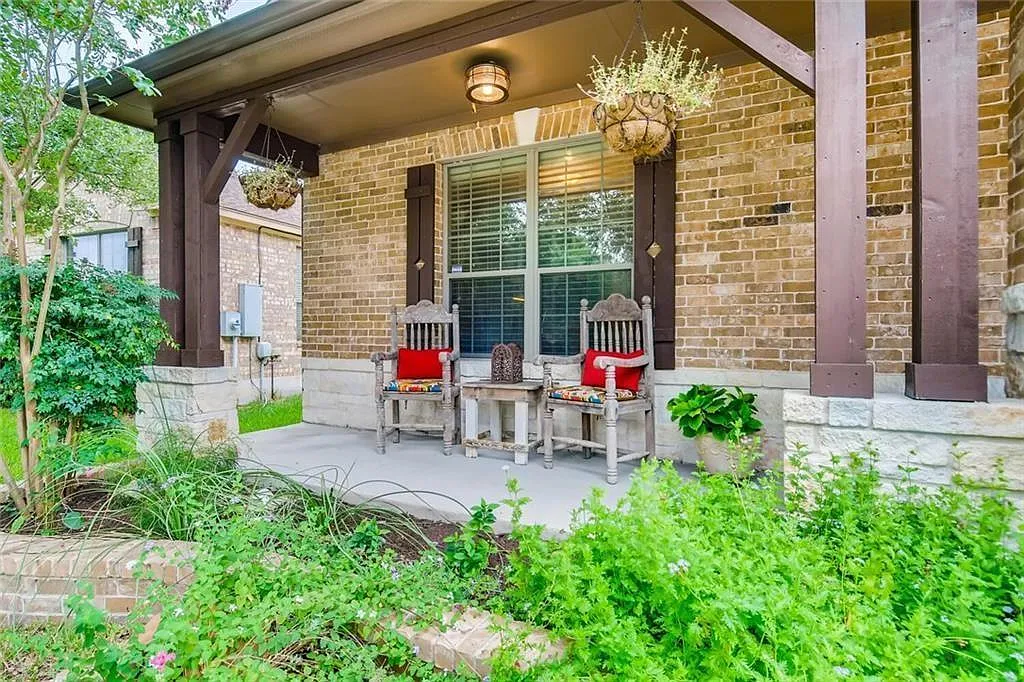 3 bed, 3.0 bath, 2758 sqft, $2,350 — Photo 3