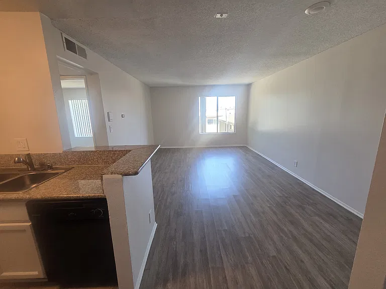 IMT 14227 Vanowen — Photo 28