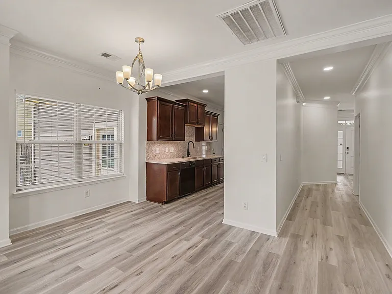 1046 Hemlock Dr — Photo 8