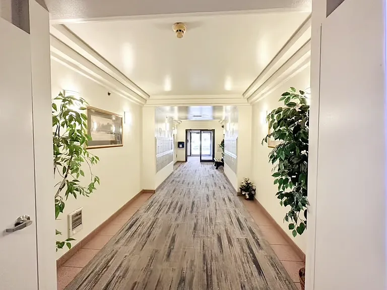Colby Crest Apartments — Photo 16