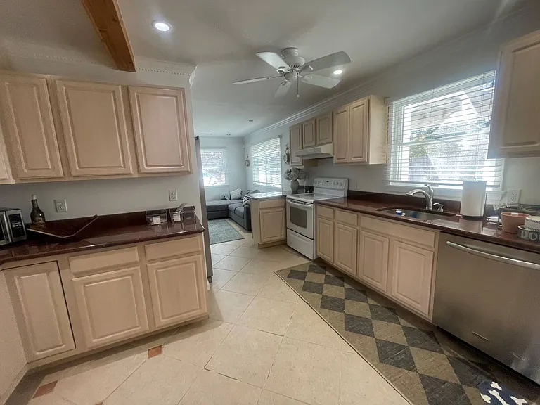 35 Maple St — Photo 7