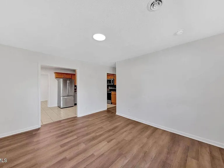 528 Parrish Ln — Photo 3
