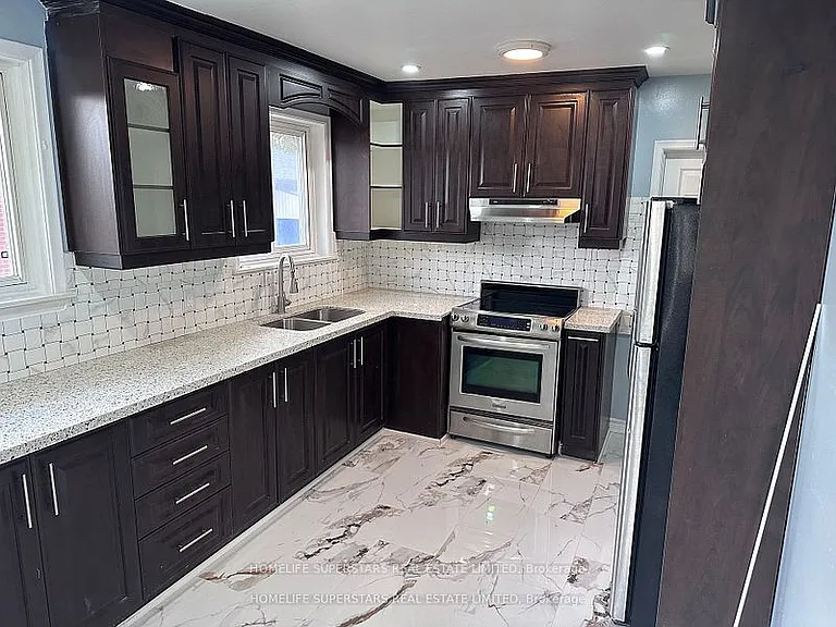 10 Aloma Cres — Photo 3