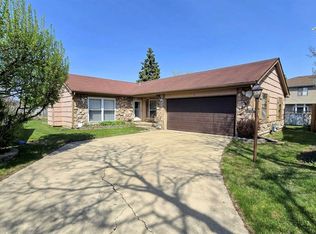 5 Oakmont Ct, Streamwood, IL 60107