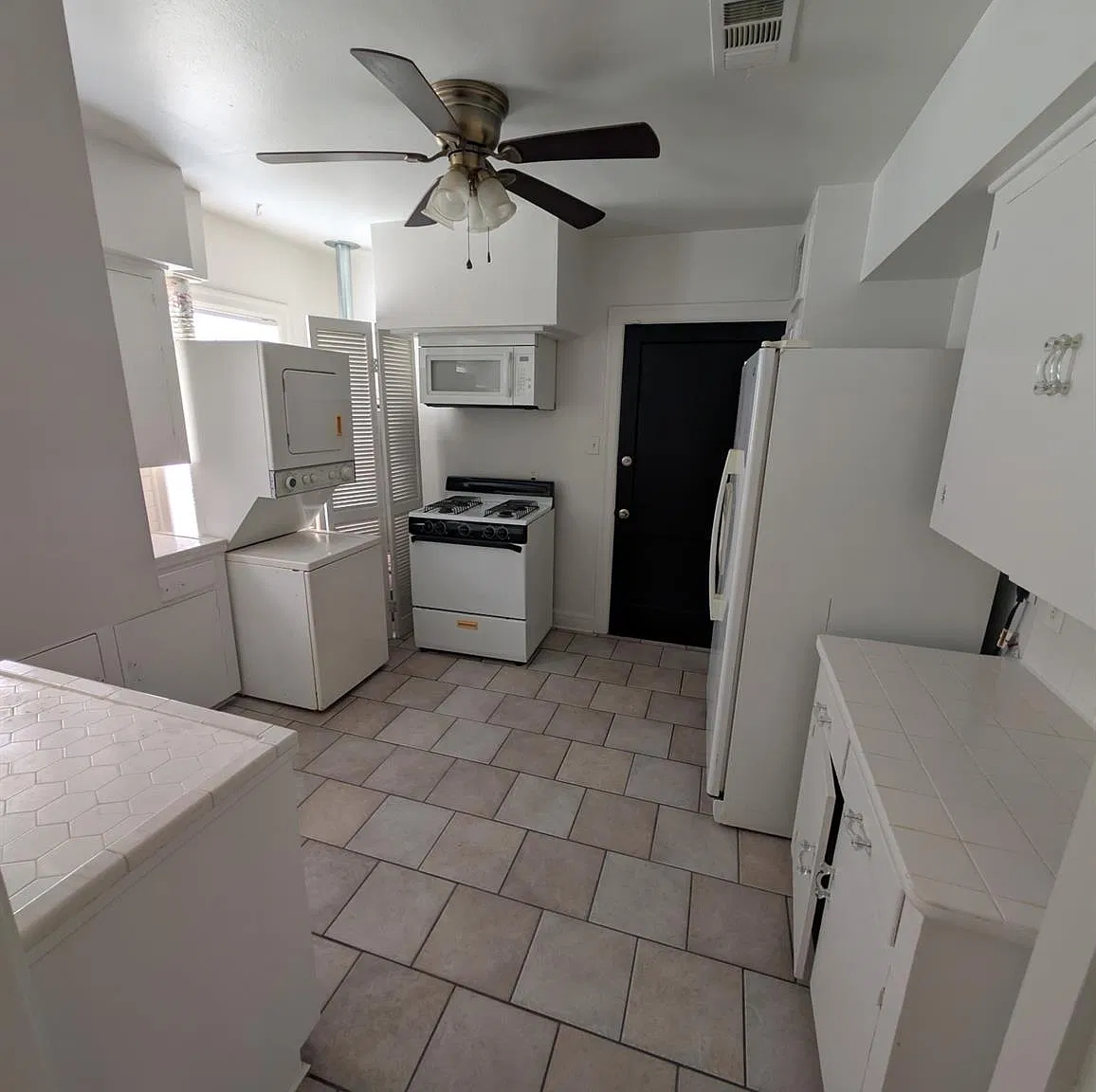 1 bed, 1.0 bath, 4352 sqft, $1,225 — Photo 4