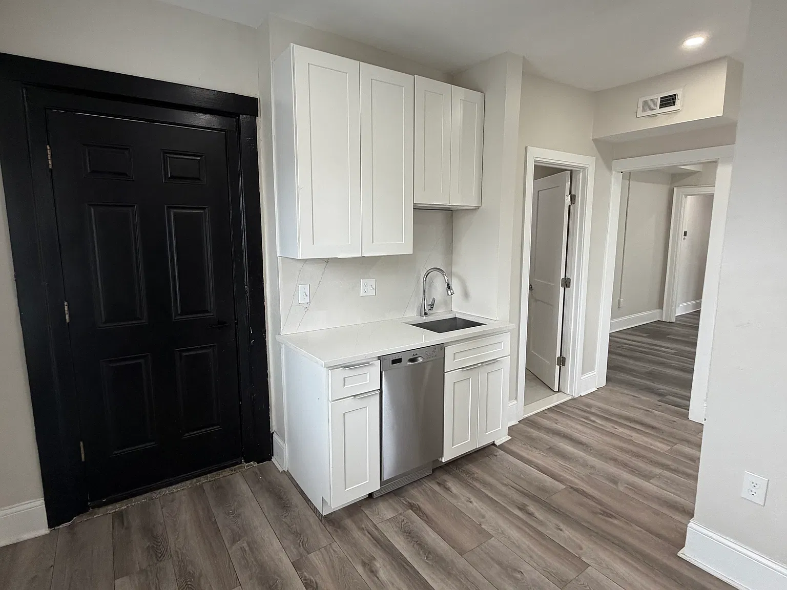 3 bed, 1028 sqft, $2,350 — Photo 1