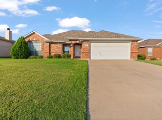 621 Creekview Dr, Burleson, TX 76028