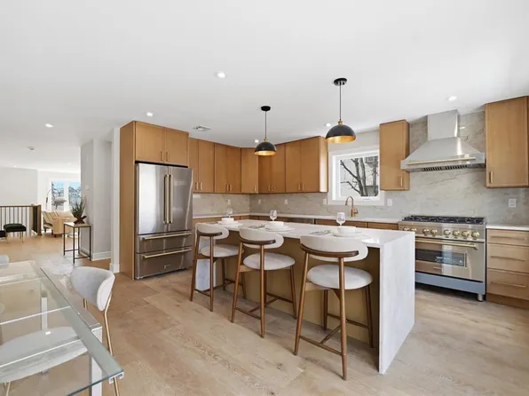 140B Weigands Ln, Secaucus, NJ 07094