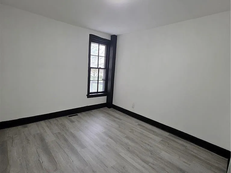 300 Pine St — Photo 16