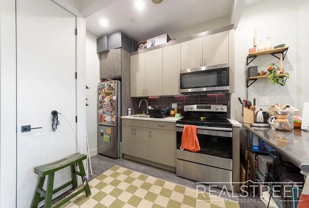 697 De Kalb Avenue — Photo 3