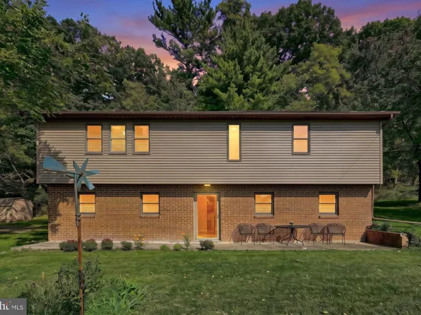 4 E Locust St, Mount Holly Springs, PA 17065