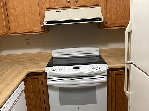 KITCHEN OAK CABINETS - STOVE, DISHWASHER & REFRIGERATOR