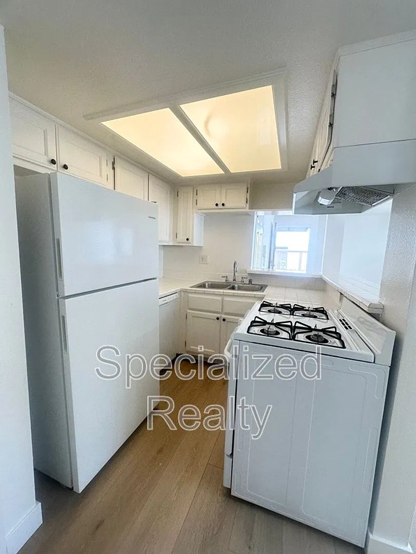 328 E. Providencia Ave. — Photo 4