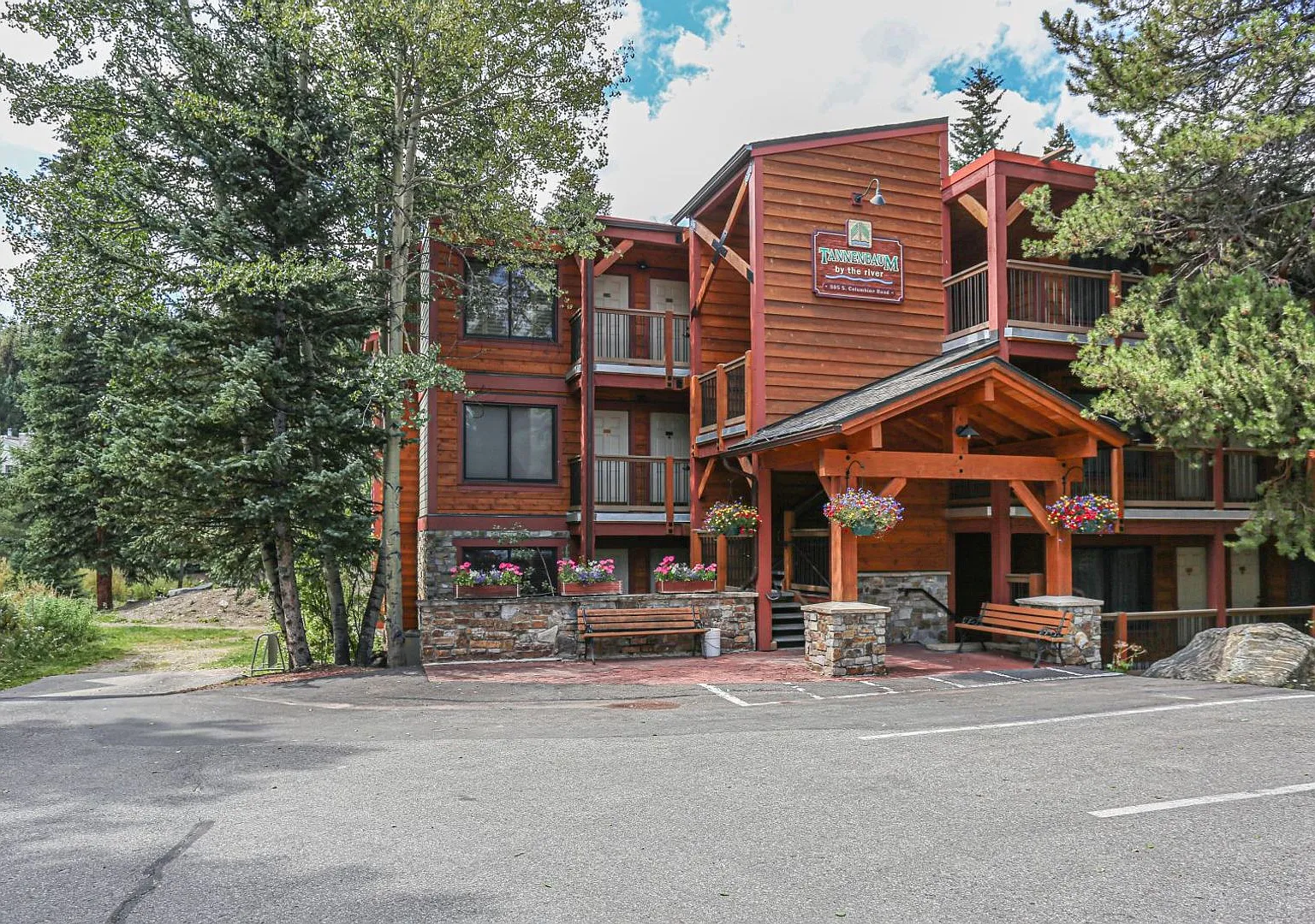 6 Month lease! Walk to everything! Partially Furnished! — Photo 1