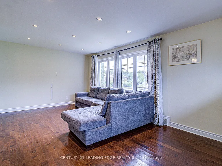124 Haileybury Dr — Photo 17