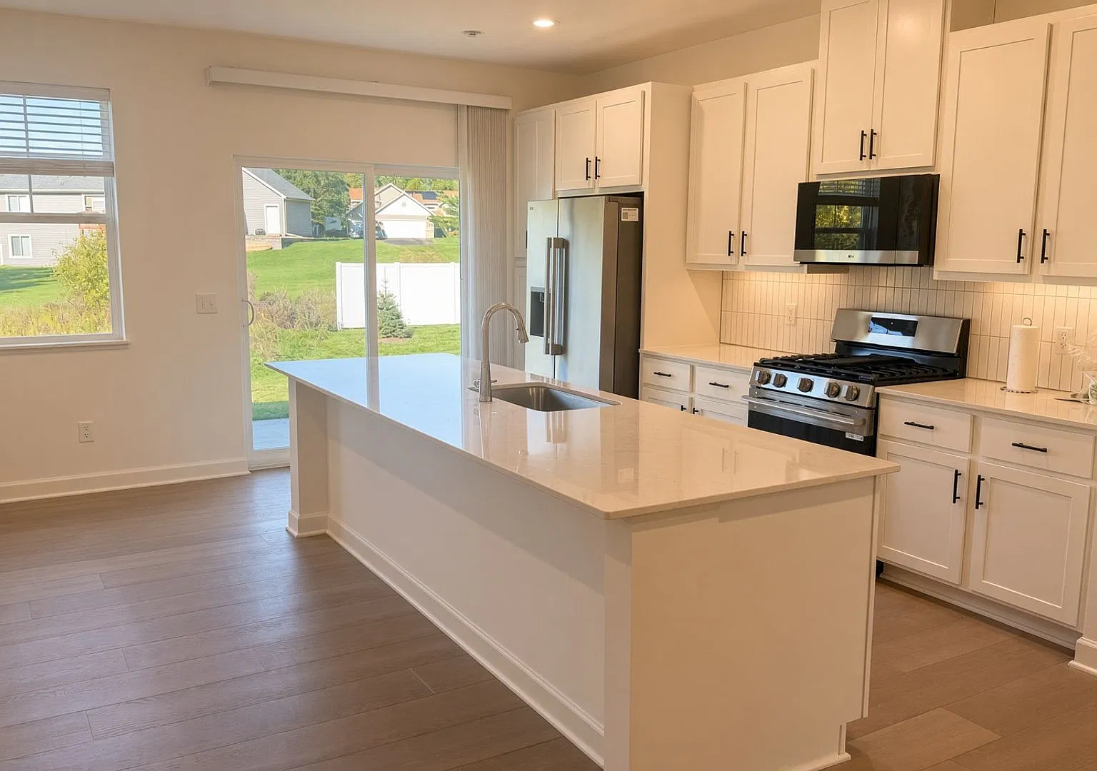 Brand New Contruction 3Bed 2.5Bath Townhome in Forest Lake! — Photo 4